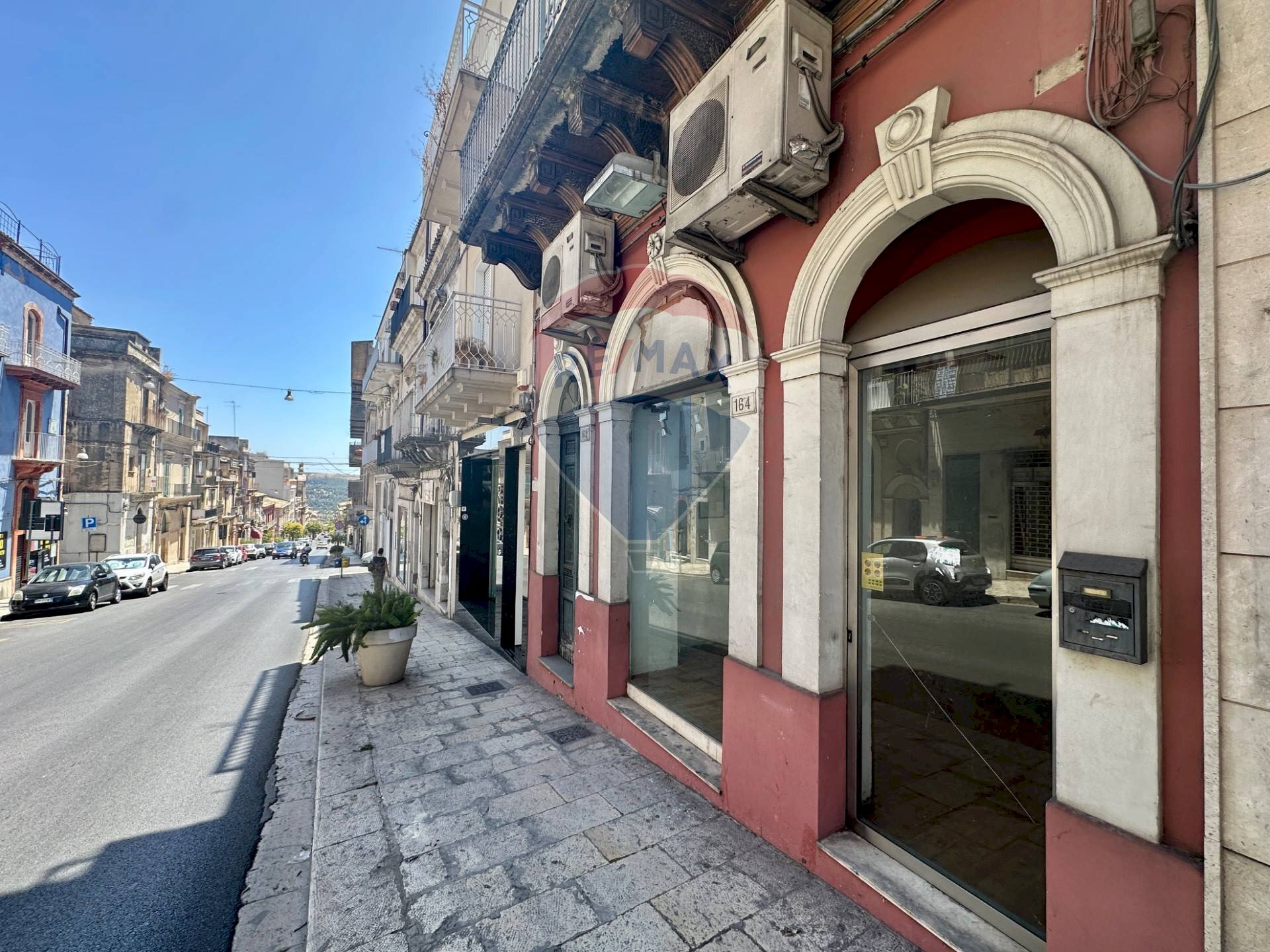 Edificio all\'aperto - Locale Commerciale Corso Italia
 
164, Ragusa - foto 1