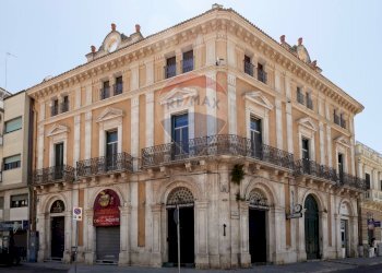 Edificio all\'aperto - Casa indipendente Piazza Vittorio Emanuele II
 
2, Acquaviva delle Fonti - foto 1