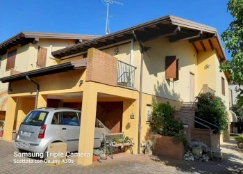 Facciata - Villa via Alessandro Volta, Finale Emilia - foto 1