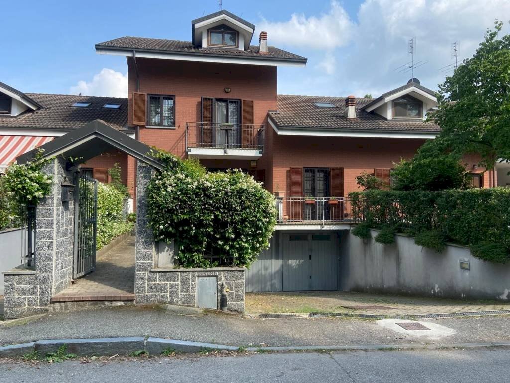 Facciata - Villa a Schiera via Don Luigi Sturzo, La Loggia - foto 1