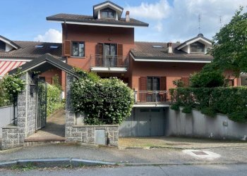 Facciata - Villa a Schiera via Don Luigi Sturzo, La Loggia - foto 1