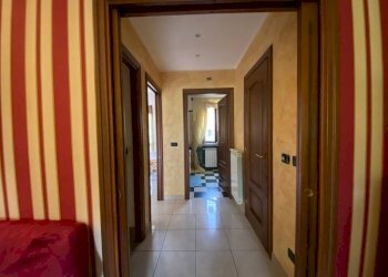 Corridoio - Villa a Schiera via Don Luigi Sturzo, La Loggia - foto 7