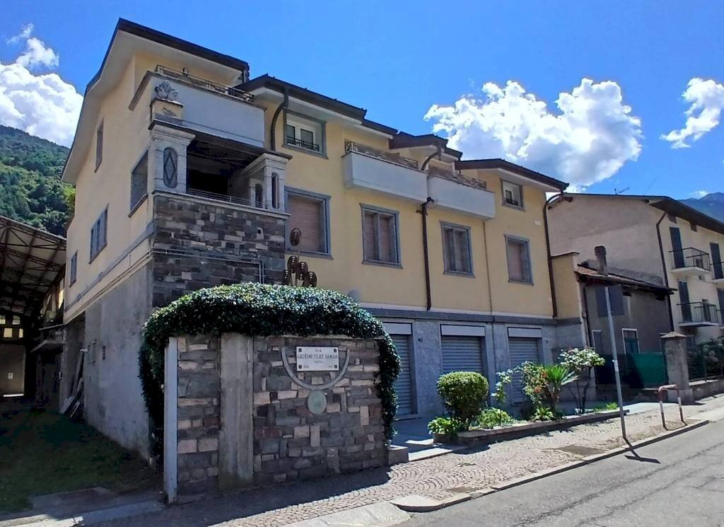 Facciata - Negozio via Guglielmo Felice Damiani, 78, Morbegno - foto 1