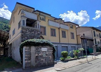 Facciata - Negozio via Guglielmo Felice Damiani, 78, Morbegno - foto 1