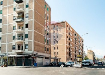 Edificio all\'aperto - Quadrilocale Via Medaglie D'Oro
 
1, Catania - foto 23