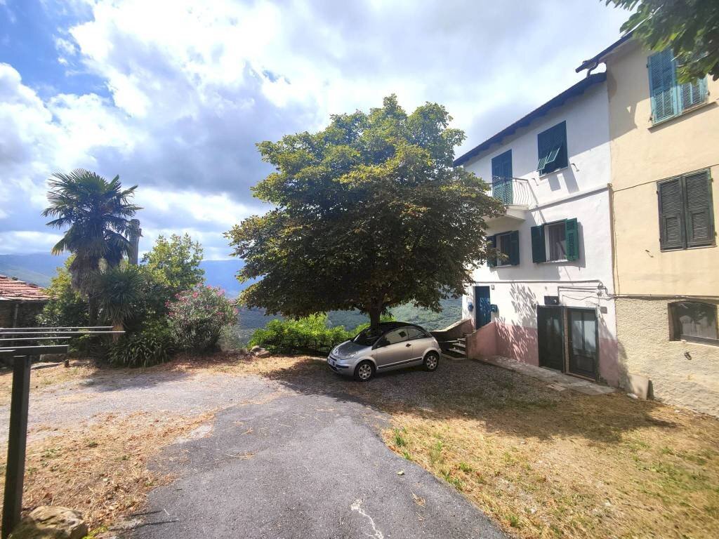 Facciata - Quadrilocale piazza Gugliemo Marconi, Chiusanico - foto 1