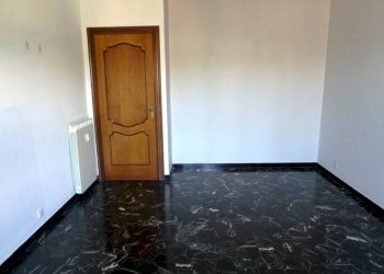 Camera da letto - Bilocale via Generale Manfredo Fanti, 12, Genova (zona Sampierdarena) - foto 7