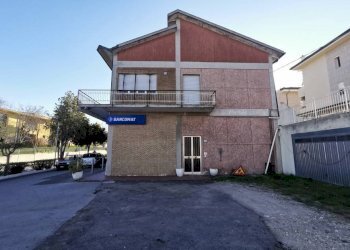 Facciata - Ufficio via Tavoleto, San Clemente - foto 4
