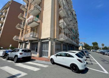 Locale Commerciale Via Brilla, Savona - foto 1