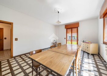 Portion of a house Via ferrari, Viano - photo 2