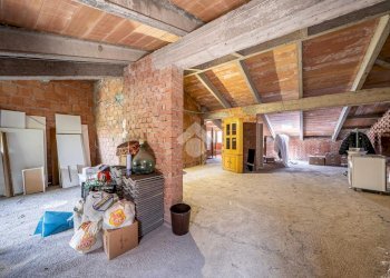 Portion of a house Via ferrari, Viano - photo 11