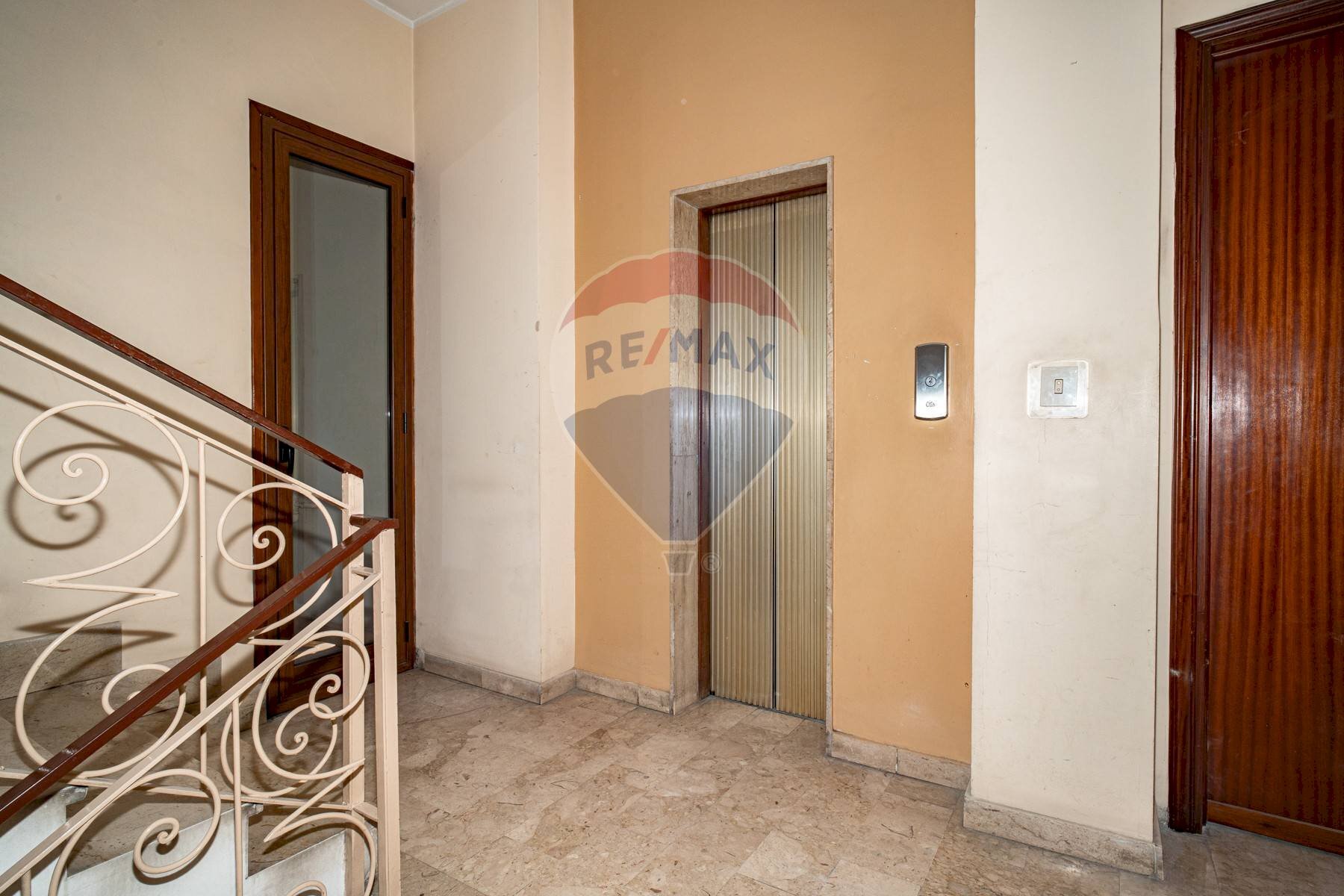 Ricezione / Lobby - Trilocale Via Catania
 
219, Adrano - foto 3