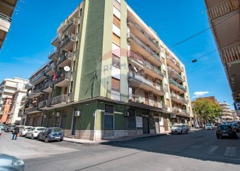 Edificio all\'aperto - Trilocale Via Catania
 
219, Adrano - foto 1