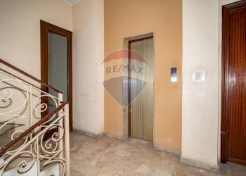 Ricezione / Lobby - Trilocale Via Catania
 
219, Adrano - foto 3