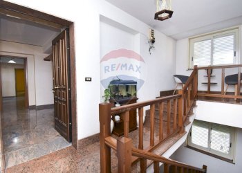 Scale - Appartamento Via Umberto
 
229, Fiumefreddo di Sicilia - foto 2