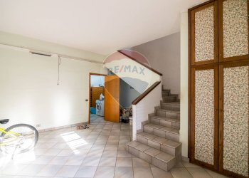 Scale - Villa a Schiera Via Salvatore Quasimodo
 
17, Aci Catena - foto 4