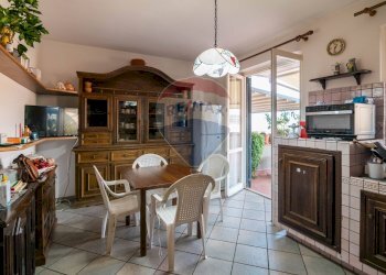 Sala da pranzo - Villa a Schiera Via Salvatore Quasimodo
 
17, Aci Catena - foto 7