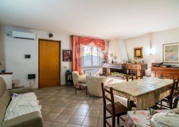 Sala da pranzo - Villa a Schiera Via Salvatore Quasimodo
 
17, Aci Catena - foto 11