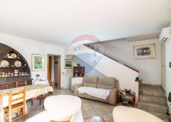 Sala da pranzo - Villa a Schiera Via Salvatore Quasimodo
 
17, Aci Catena - foto 13