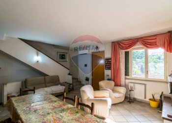 Sala da pranzo - Villa a Schiera Via Salvatore Quasimodo
 
17, Aci Catena - foto 14