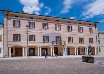 Edificio all\'aperto - Villa Piazza della Libertà, Castelmassa - foto 1