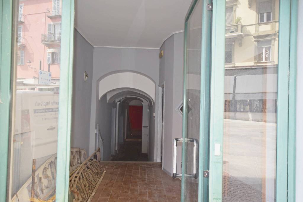 Interno palazzo - Negozio piazza Cesare Battisti, 2, Mondovì - foto 2