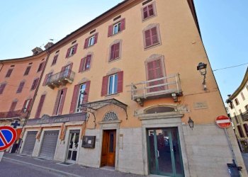 Facciata - Negozio piazza Cesare Battisti, 2, Mondovì - foto 1