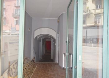 Interno palazzo - Negozio piazza Cesare Battisti, 2, Mondovì - foto 2