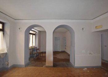 Interno palazzo - Negozio piazza Cesare Battisti, 2, Mondovì - foto 6