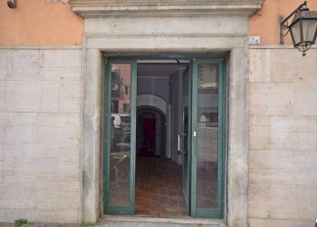 Facciata - Negozio piazza Cesare Battisti, 2, Mondovì - foto 16