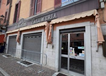 Facciata - Negozio piazza Cesare Battisti, 3, Mondovì - foto 1