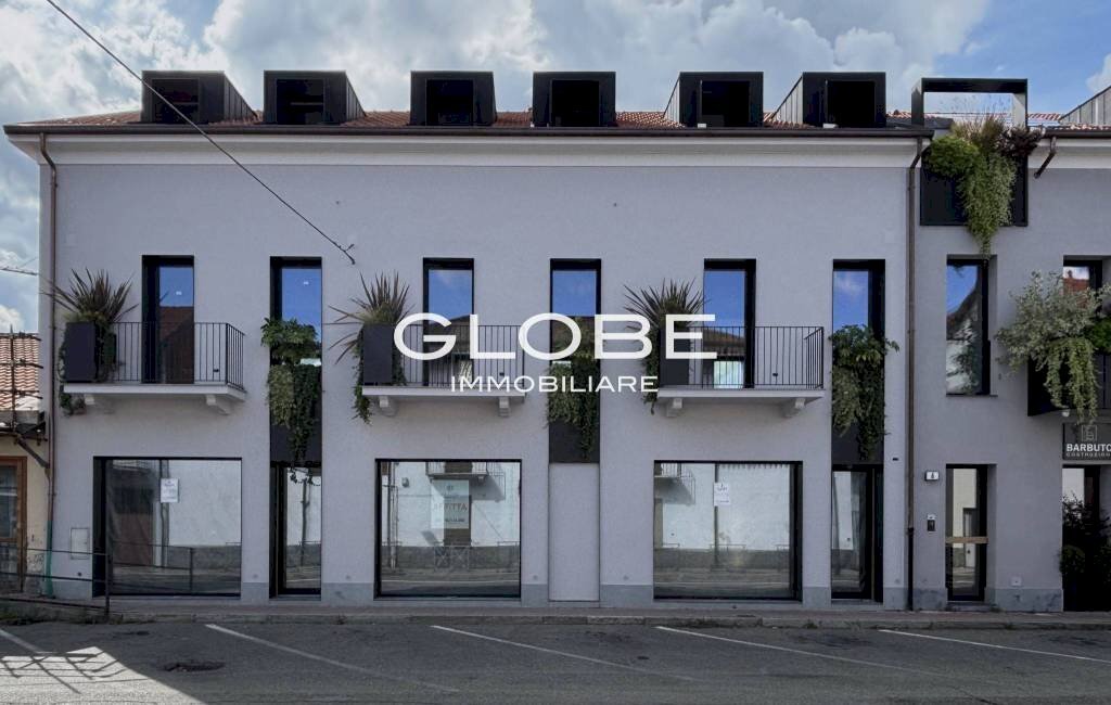 Facciata - Negozio via Robassomero, 6, Ciriè - foto 1