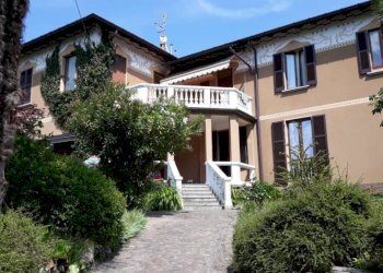 Facciata - Villa via Fugino, 7, Porto Valtravaglia - foto 3