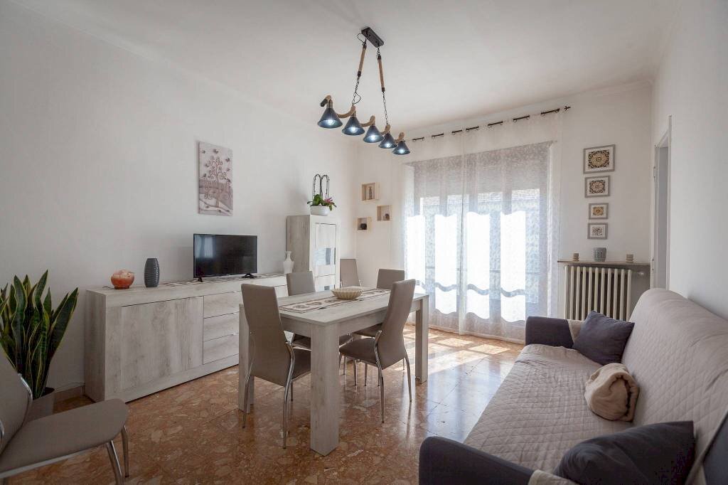 Salone - Trilocale via Torino, 165, Castiglione Torinese - foto 1