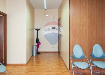 Corridoio/sala d\'attesa - Appartamento Viale Vittorio Veneto
187, Catania - foto 6