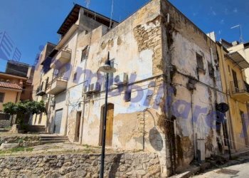 Facciata - Casa indipendente via Discesa Santuario, 1, Alcamo - foto 3