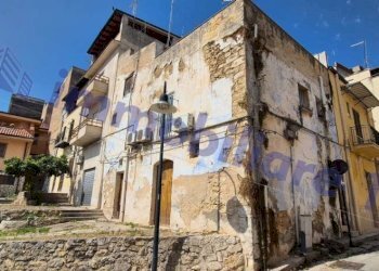 Facciata - Casa indipendente via Discesa Santuario, 1, Alcamo - foto 5
