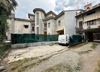 Facciata - Casa indipendente via Gorizia, 1, Caronno Varesino - foto 1