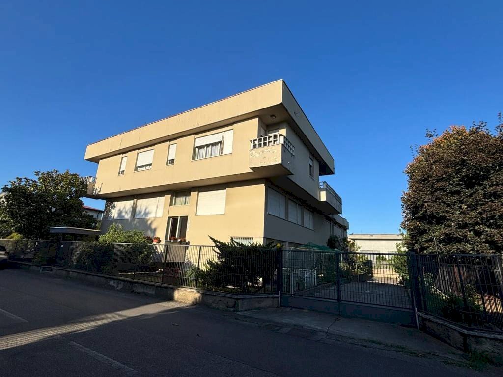 Facciata - Stabile - Palazzo via Tonale, 10, Samarate - foto 2