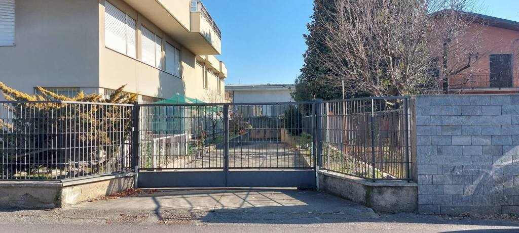 Ingresso - Stabile - Palazzo via Tonale, 10, Samarate - foto 3
