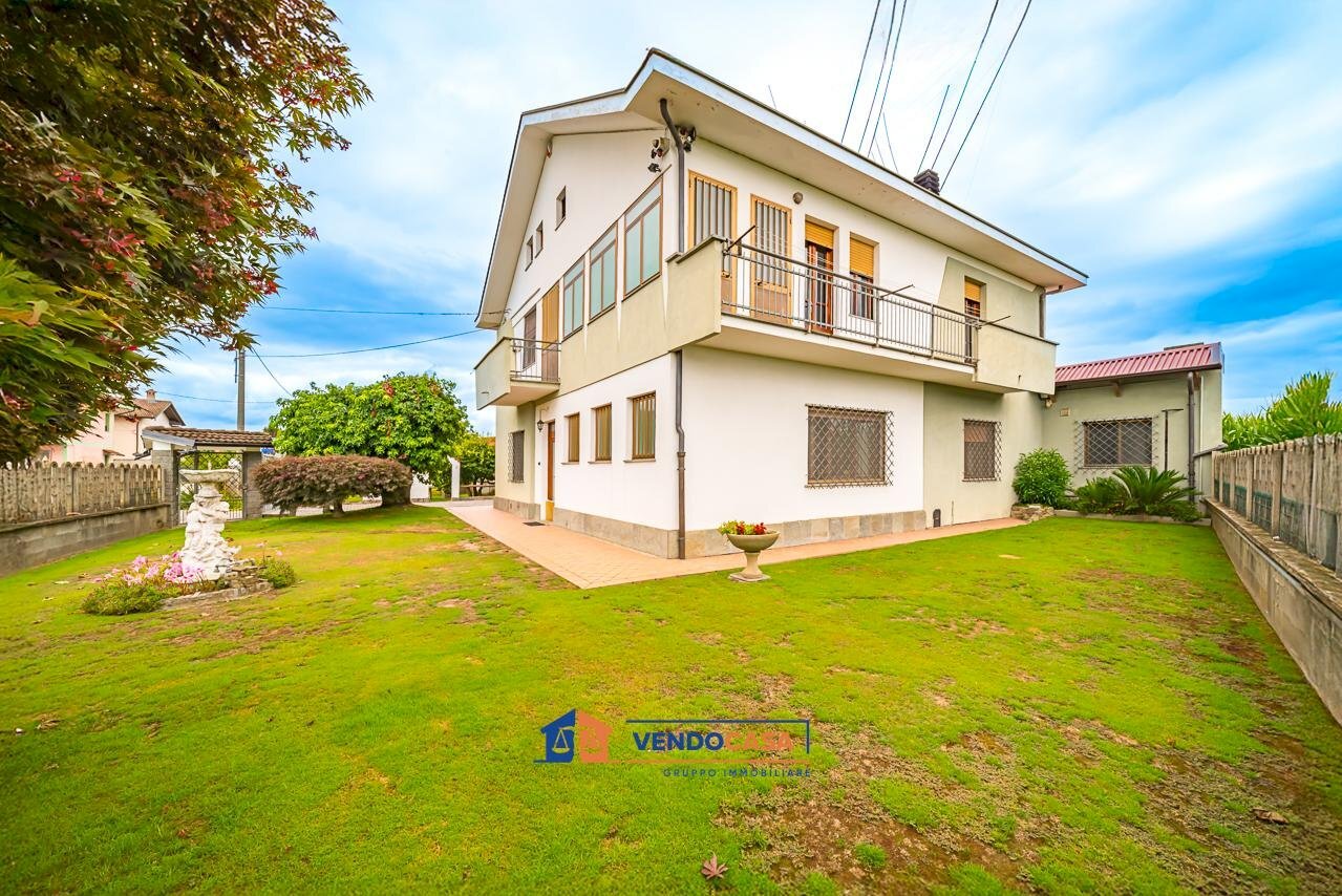 Independent house Casalgrasso - photo 1