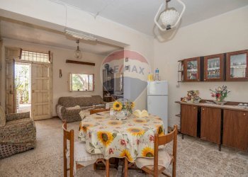 Sala da pranzo - Villa Via Giuseppe Garibaldi
 
183, Caltagirone - foto 3