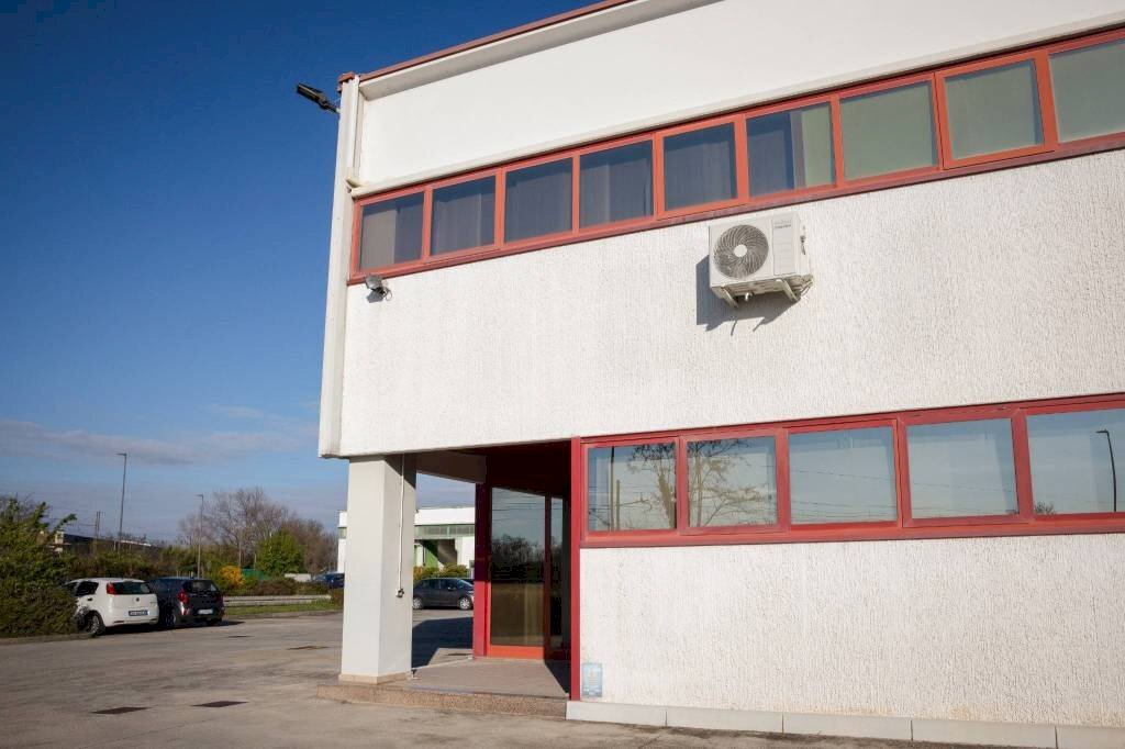 Facciata - Magazzino via Brondi, Quinto di Treviso - foto 1