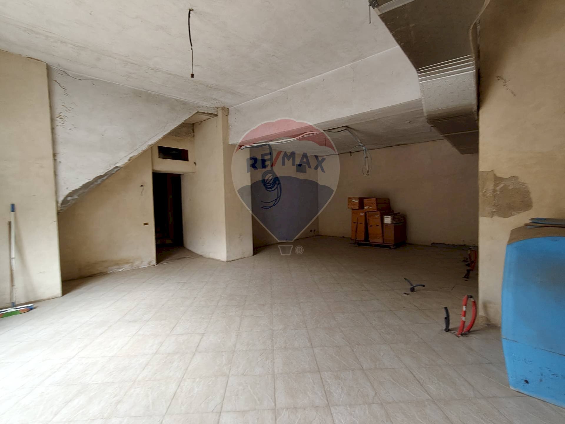 Stanza vuota - Locale Commerciale Piano Canali
 
6, Piazza Armerina - foto 2