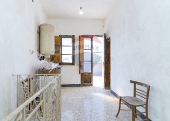 Hall / corridoio - Casa semi indipendente Via Vincenzo Scafiti
 
4, Bronte - foto 49