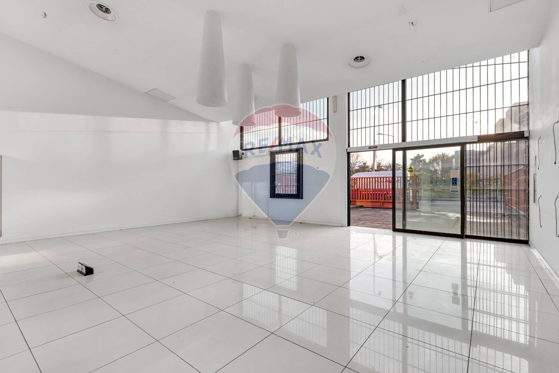 Stanza vuota - Locale Commerciale Via Umbria
 
20, Pieve Emanuele - foto 1