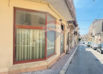 Edificio all\'aperto - Locale Commerciale Corso Regina Elena
 
66-68, Modica - foto 2