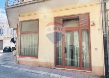 Edificio all\'aperto - Locale Commerciale Corso Regina Elena
 
66-68, Modica - foto 5