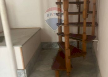 Scale - Casa indipendente Piazza Vittorio Emmanuele Orlando
 
3, Partinico - foto 9