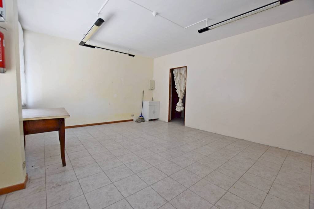 Interno non residenziale - Negozio via del Rinchiuso, 2, Mondovì - foto 3